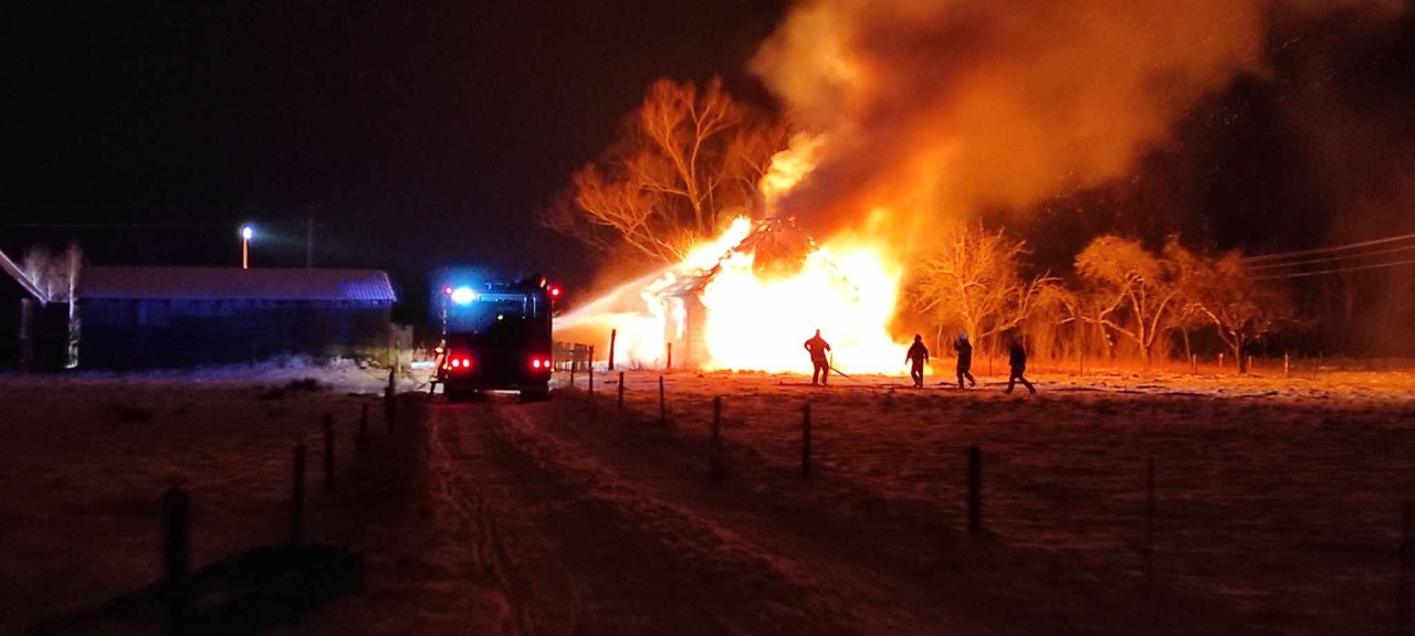 Pożar w Czarni: ogień strawił drewniany dom mieszkalny [06.12.2023] - zdjęcie #1 - eOstroleka.pl