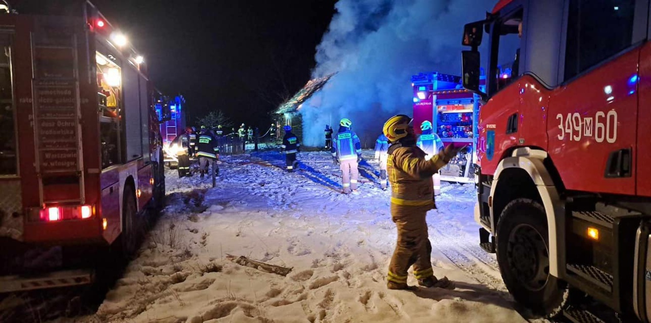 Pożar w Czarni: ogień strawił drewniany dom mieszkalny [06.12.2023] - zdjęcie #9 - eOstroleka.pl