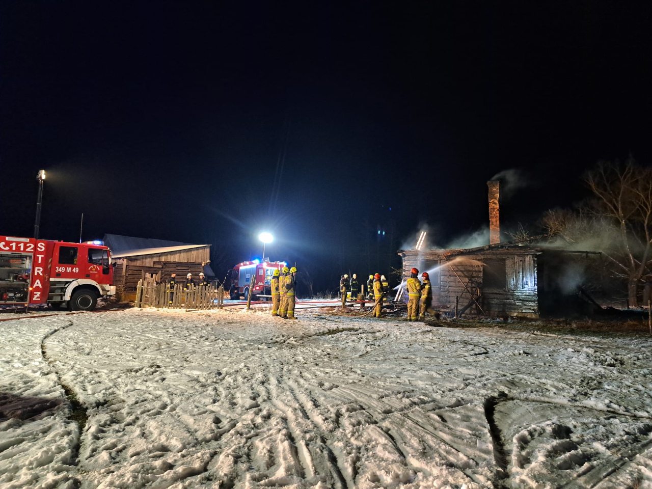 Pożar w Czarni: ogień strawił drewniany dom mieszkalny [06.12.2023] - zdjęcie #11 - eOstroleka.pl