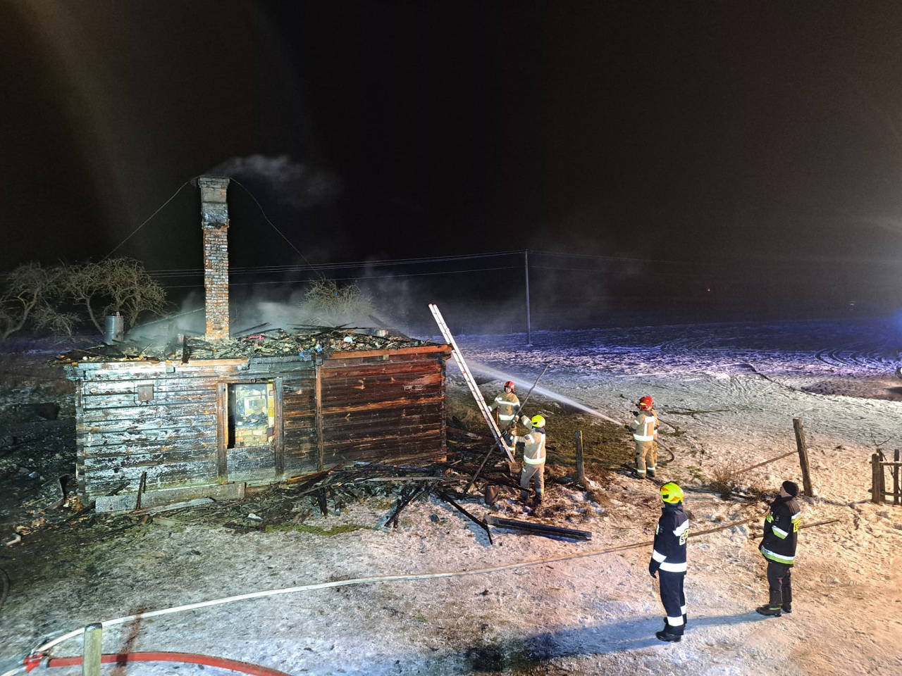 Pożar w Czarni: ogień strawił drewniany dom mieszkalny [06.12.2023] - zdjęcie #14 - eOstroleka.pl