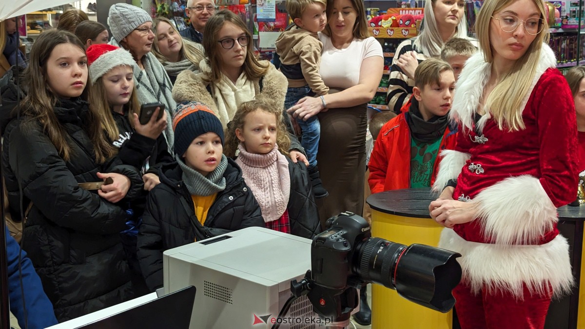 Wizyta Mikołaja w Galerii Bursztynowej. Dzieci zachwycone spotkaniem [09.12.2023] - zdjęcie #18 - eOstroleka.pl
