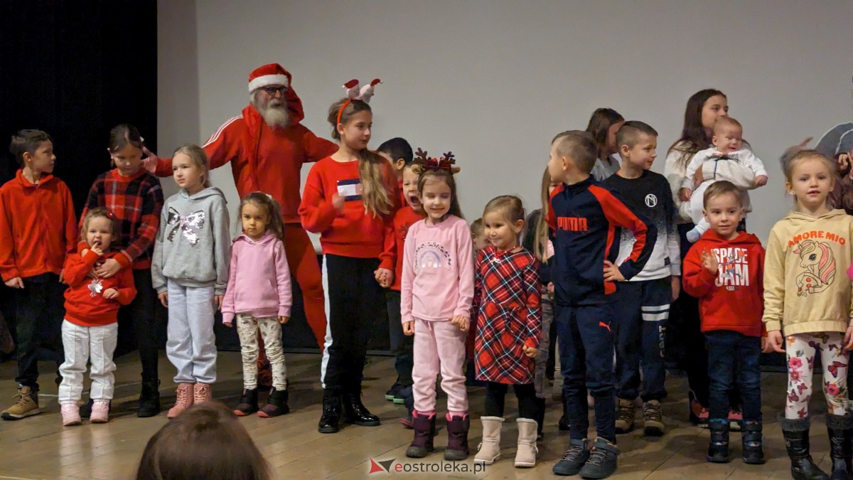 Święty Mikołaj w Kinie Jantar. Dzieci bawiły się wyśmienicie [09.12.2023] - zdjęcie #31 - eOstroleka.pl