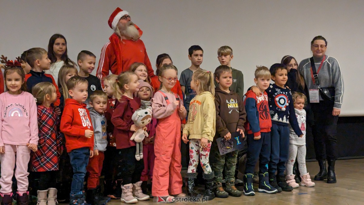 Święty Mikołaj w Kinie Jantar. Dzieci bawiły się wyśmienicie [09.12.2023] - zdjęcie #37 - eOstroleka.pl