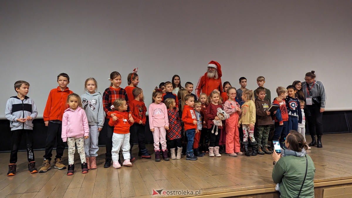 Święty Mikołaj w Kinie Jantar. Dzieci bawiły się wyśmienicie [09.12.2023] - zdjęcie #38 - eOstroleka.pl