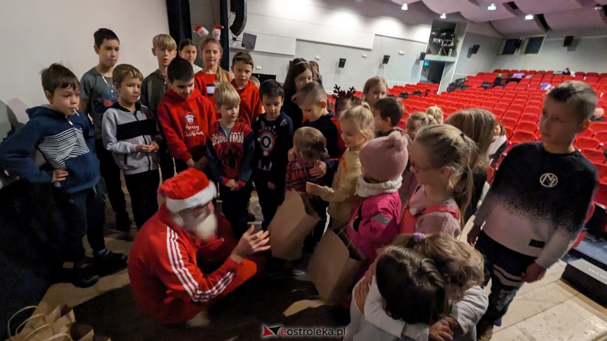 Święty Mikołaj w Kinie Jantar. Dzieci bawiły się wyśmienicie [09.12.2023] - zdjęcie #43 - eOstroleka.pl