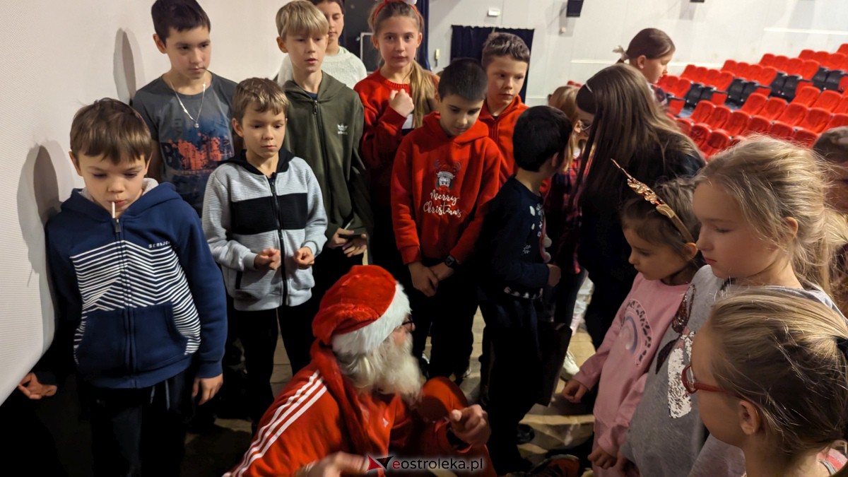 Święty Mikołaj w Kinie Jantar. Dzieci bawiły się wyśmienicie [09.12.2023] - zdjęcie #47 - eOstroleka.pl