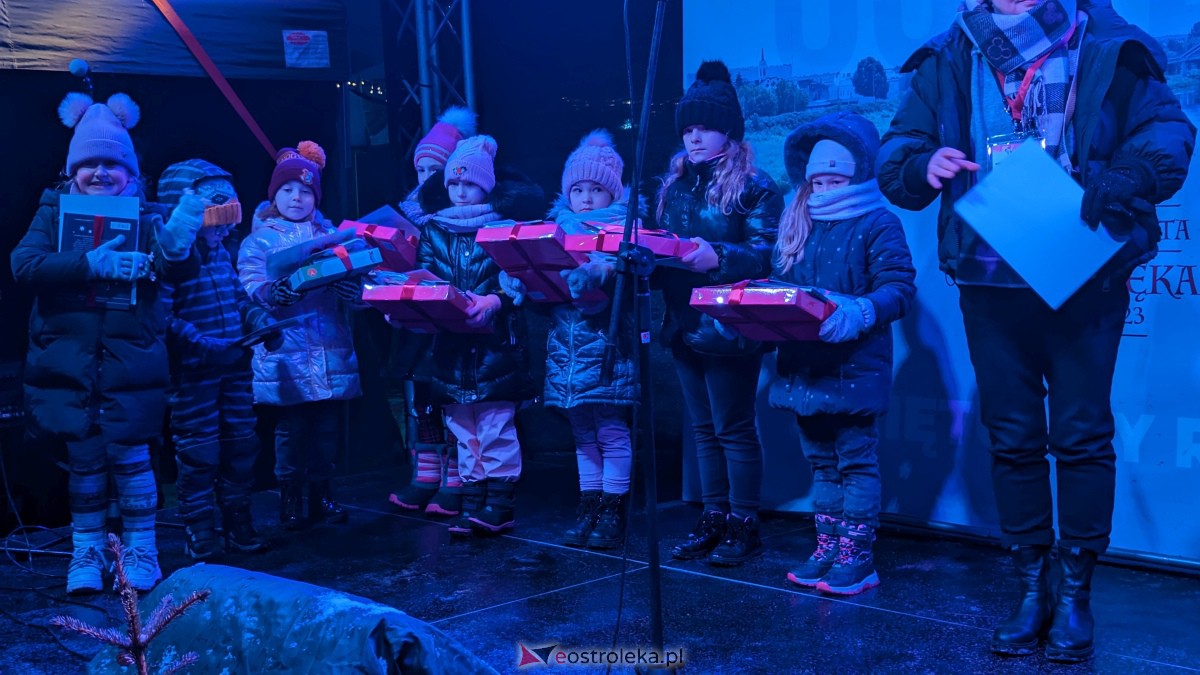 I KurpiowskiJarmark Bożonarodzeniowy w Ostrołęce - strojenie choinki [10.12.2023] - zdjęcie #4 - eOstroleka.pl