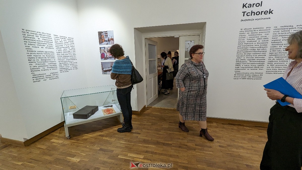 Wernisaż wystawy pt. „Karol Tchorek – (ko)lekcja kurpiowska” [12.12.2023] - zdjęcie #19 - eOstroleka.pl