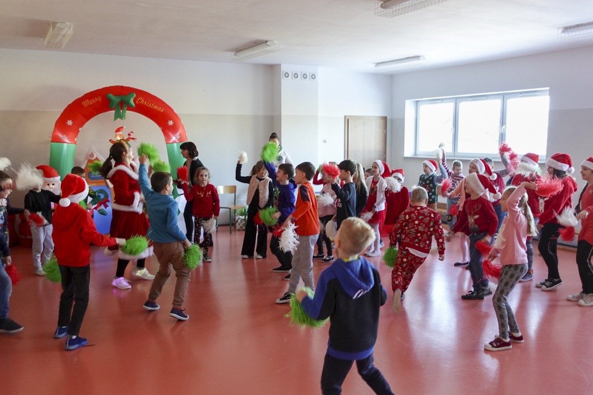 Święty Mikołaj przyniósł prezenty i radość do Szkoły Podstawowej w Lipnikach [15.12.2023] - zdjęcie #1 - eOstroleka.pl