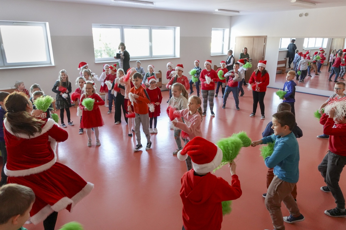 Święty Mikołaj przyniósł prezenty i radość do Szkoły Podstawowej w Lipnikach [15.12.2023] - zdjęcie #2 - eOstroleka.pl
