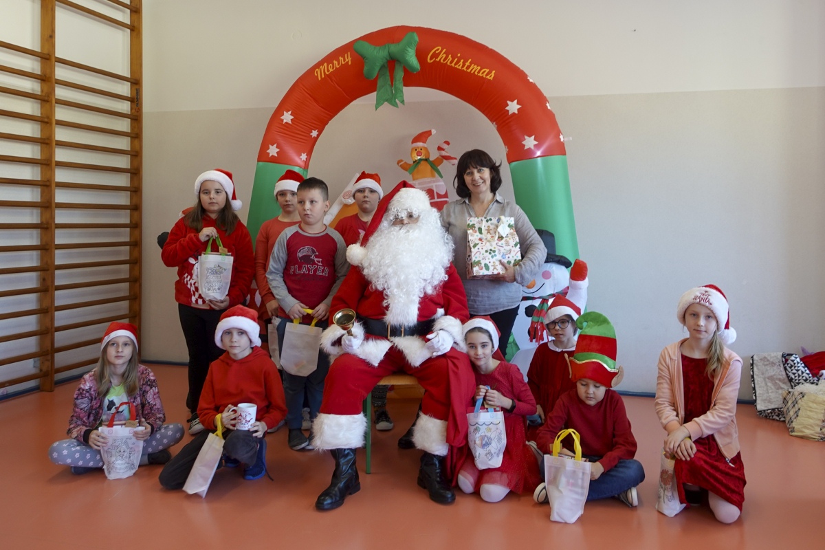 Święty Mikołaj przyniósł prezenty i radość do Szkoły Podstawowej w Lipnikach [15.12.2023] - zdjęcie #9 - eOstroleka.pl