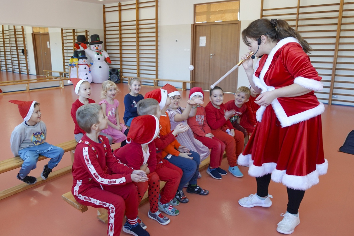 Święty Mikołaj przyniósł prezenty i radość do Szkoły Podstawowej w Lipnikach [15.12.2023] - zdjęcie #11 - eOstroleka.pl
