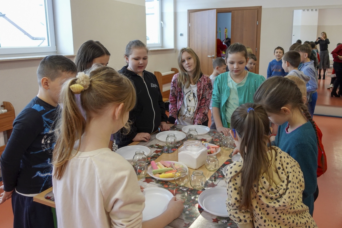 Święty Mikołaj przyniósł prezenty i radość do Szkoły Podstawowej w Lipnikach [15.12.2023] - zdjęcie #19 - eOstroleka.pl