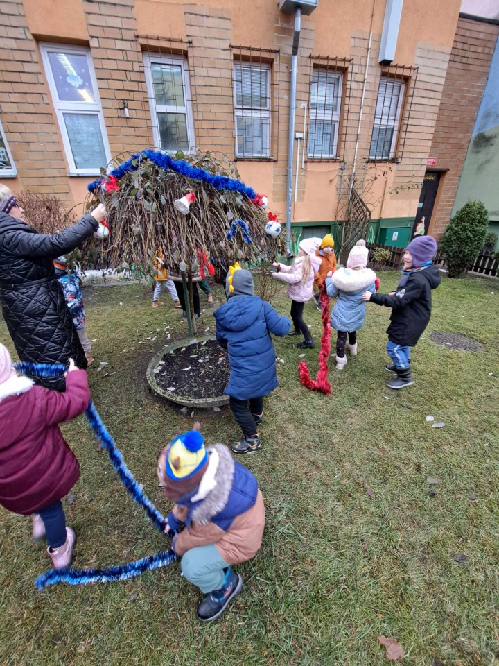 Świąteczny nastrój na osiedlu Centrum dzięki współpracy przedszkolaków i spółdzielni mieszkaniowej [15.12.2023] - zdjęcie #15 - eOstroleka.pl