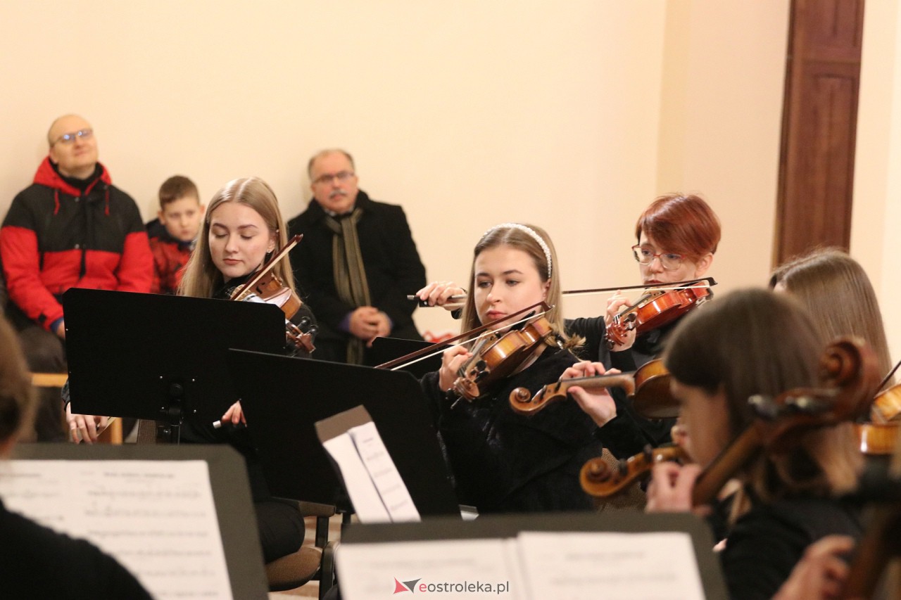 Koncert Ostrołęckiej Orkiestry Kameralnej [17.12.2023] - zdjęcie #13 - eOstroleka.pl