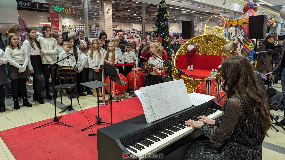 Ostrołęka: koncert świąteczny w Galerii Bursztynowej przypomniał o pięknie polskiej tradycji [17.12.2023] - zdjęcie #4 - eOstroleka.pl