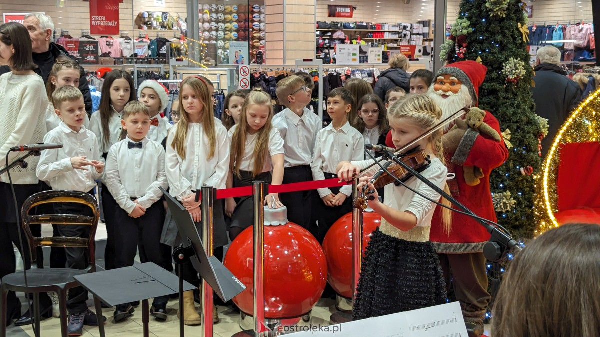 Ostrołęka: koncert świąteczny w Galerii Bursztynowej przypomniał o pięknie polskiej tradycji [17.12.2023] - zdjęcie #12 - eOstroleka.pl