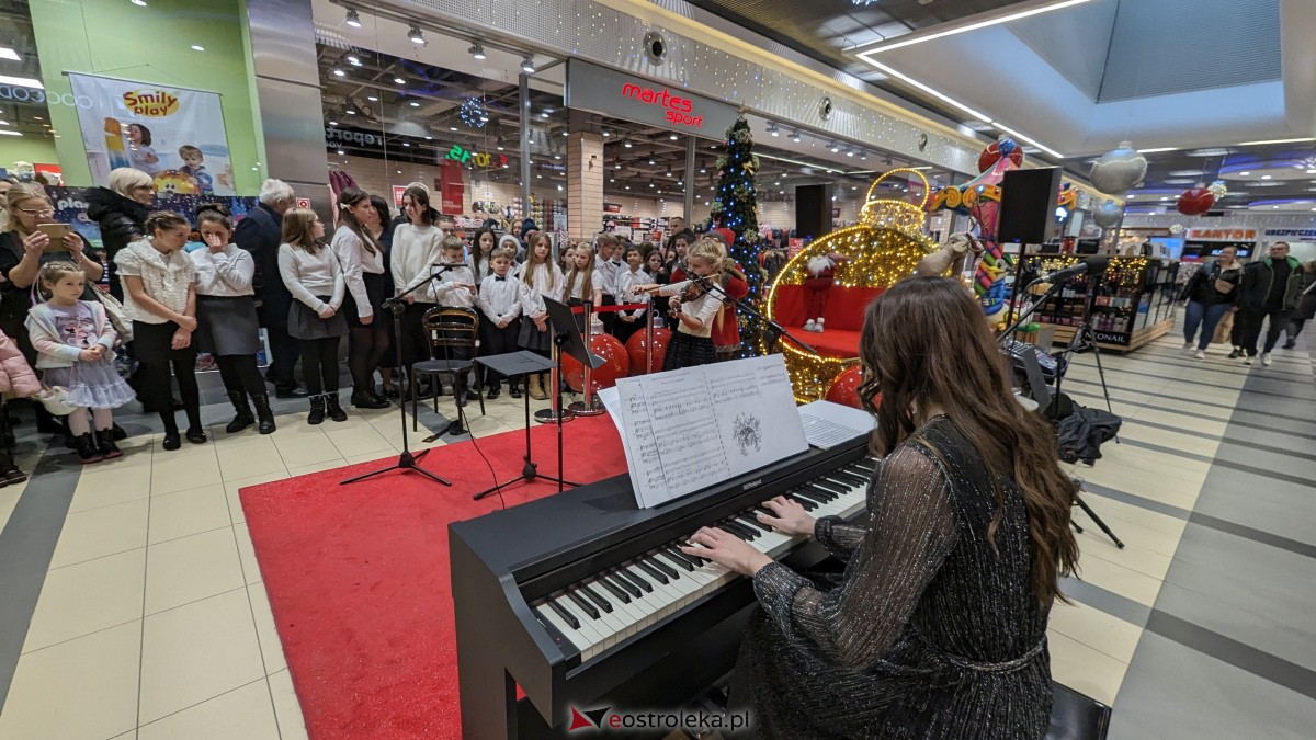 Ostrołęka: koncert świąteczny w Galerii Bursztynowej przypomniał o pięknie polskiej tradycji [17.12.2023] - zdjęcie #13 - eOstroleka.pl