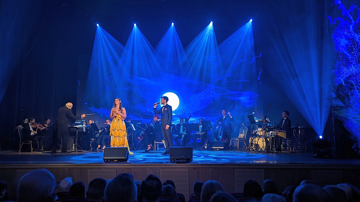 „Niezwykli jak Jan Kiepura”: piękny koncert z okazji 25-lecia Mazowsza [18.12.2023] - zdjęcie #54 - eOstroleka.pl