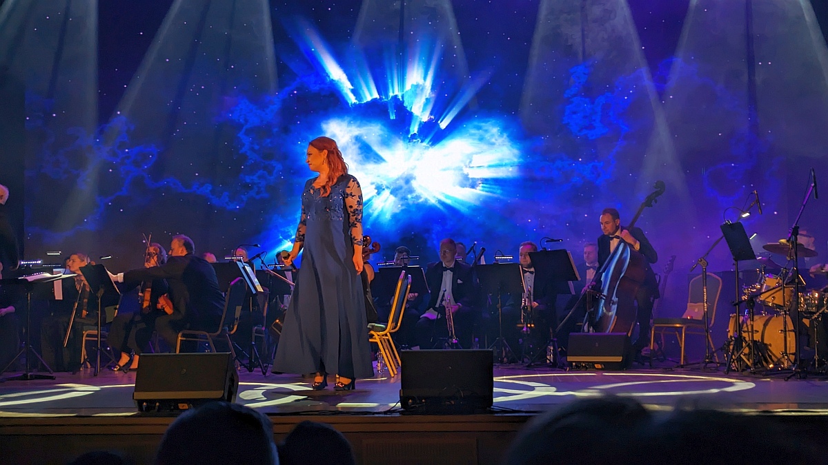 „Niezwykli jak Jan Kiepura”: piękny koncert z okazji 25-lecia Mazowsza [18.12.2023] - zdjęcie #60 - eOstroleka.pl