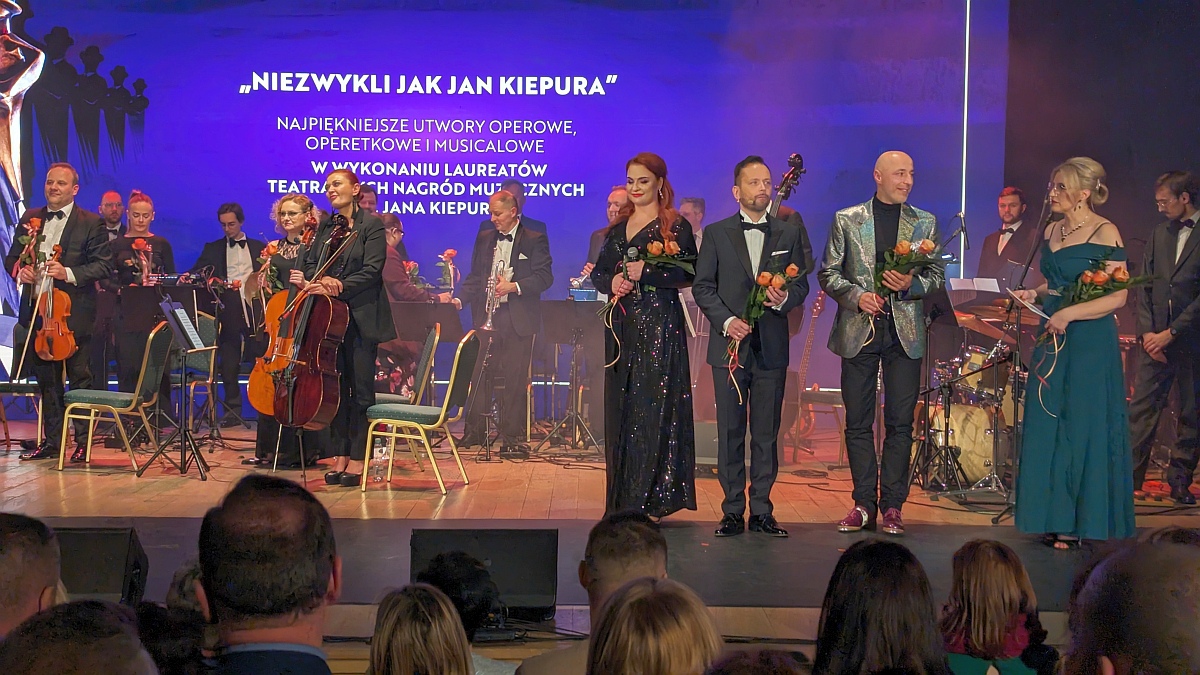 „Niezwykli jak Jan Kiepura”: piękny koncert z okazji 25-lecia Mazowsza [18.12.2023] - zdjęcie #75 - eOstroleka.pl