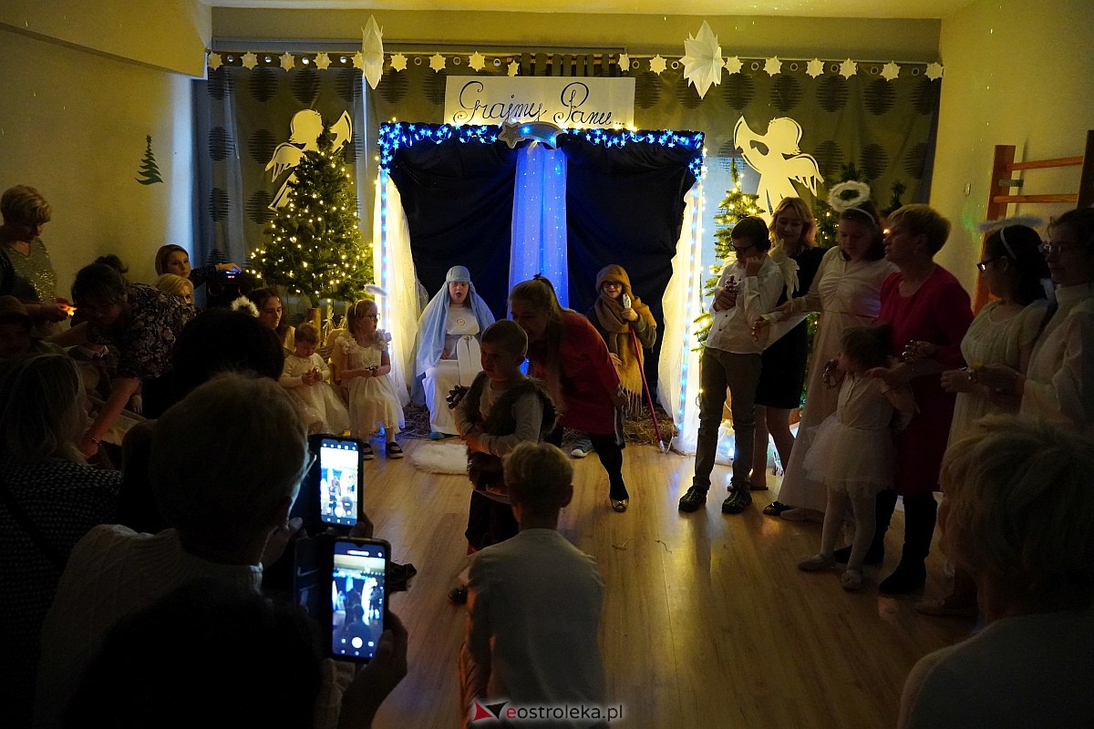 Jasełka w “Naszej Szkole” - dzieci przelały na publiczność magię świąt [19.12.2023] - zdjęcie #1 - eOstroleka.pl