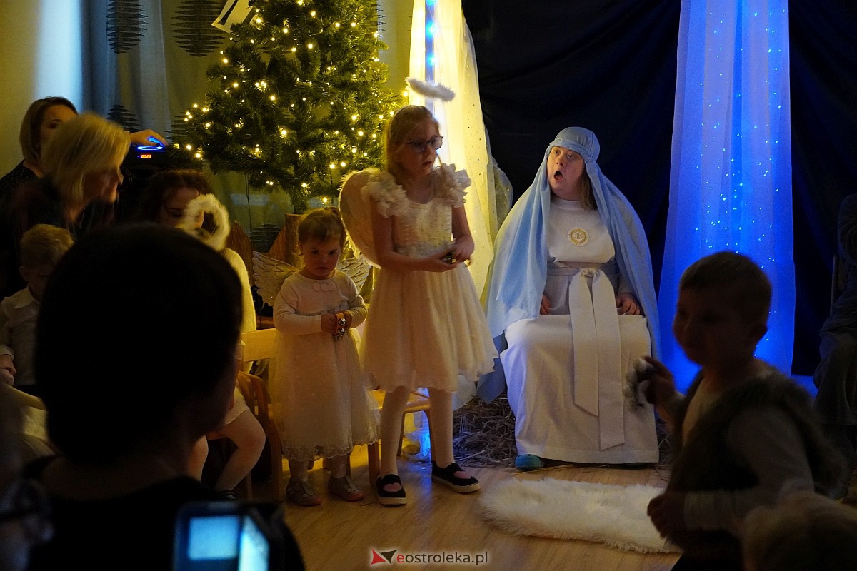 Jasełka w “Naszej Szkole” - dzieci przelały na publiczność magię świąt [19.12.2023] - zdjęcie #2 - eOstroleka.pl