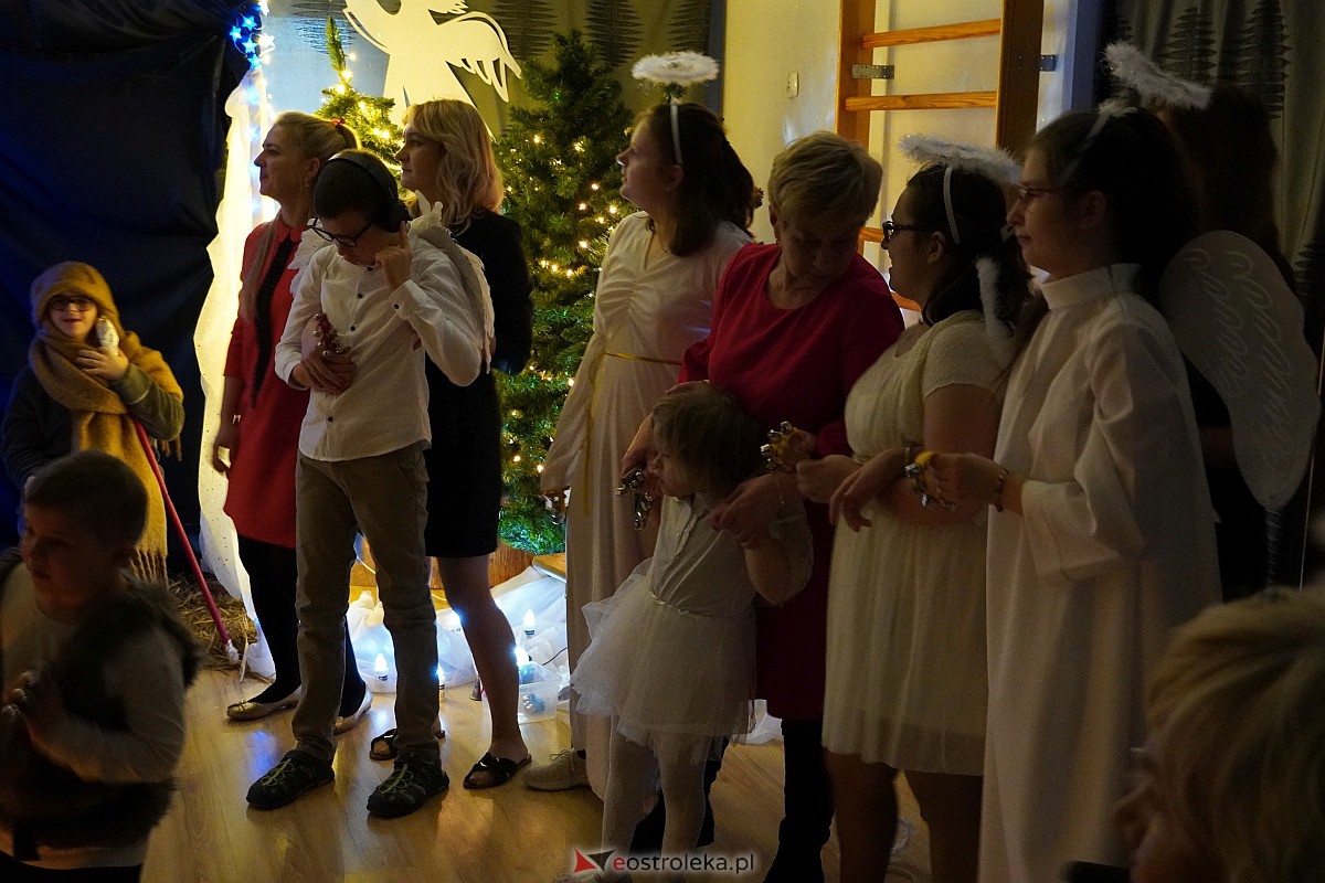 Jasełka w “Naszej Szkole” - dzieci przelały na publiczność magię świąt [19.12.2023] - zdjęcie #3 - eOstroleka.pl