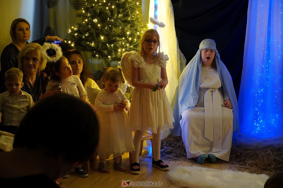 Jasełka w “Naszej Szkole” - dzieci przelały na publiczność magię świąt [19.12.2023] - zdjęcie #4 - eOstroleka.pl