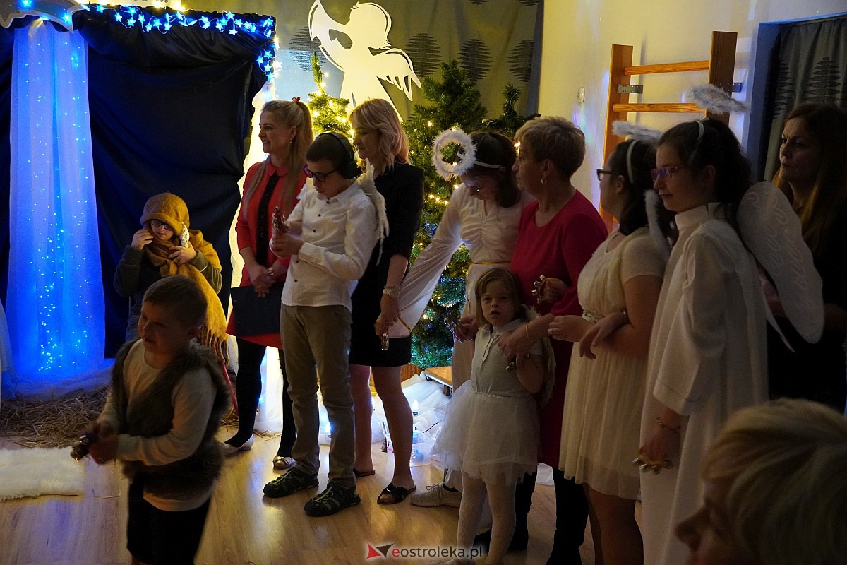 Jasełka w “Naszej Szkole” - dzieci przelały na publiczność magię świąt [19.12.2023] - zdjęcie #5 - eOstroleka.pl