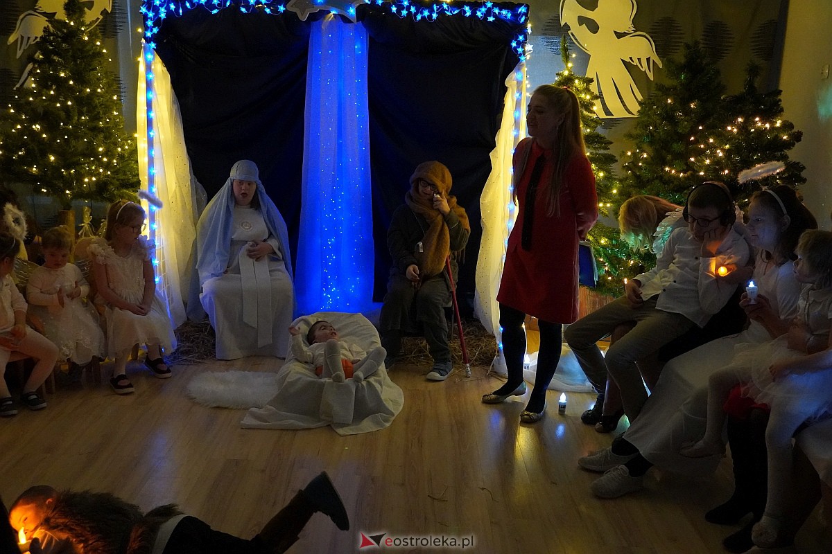 Jasełka w “Naszej Szkole” - dzieci przelały na publiczność magię świąt [19.12.2023] - zdjęcie #6 - eOstroleka.pl