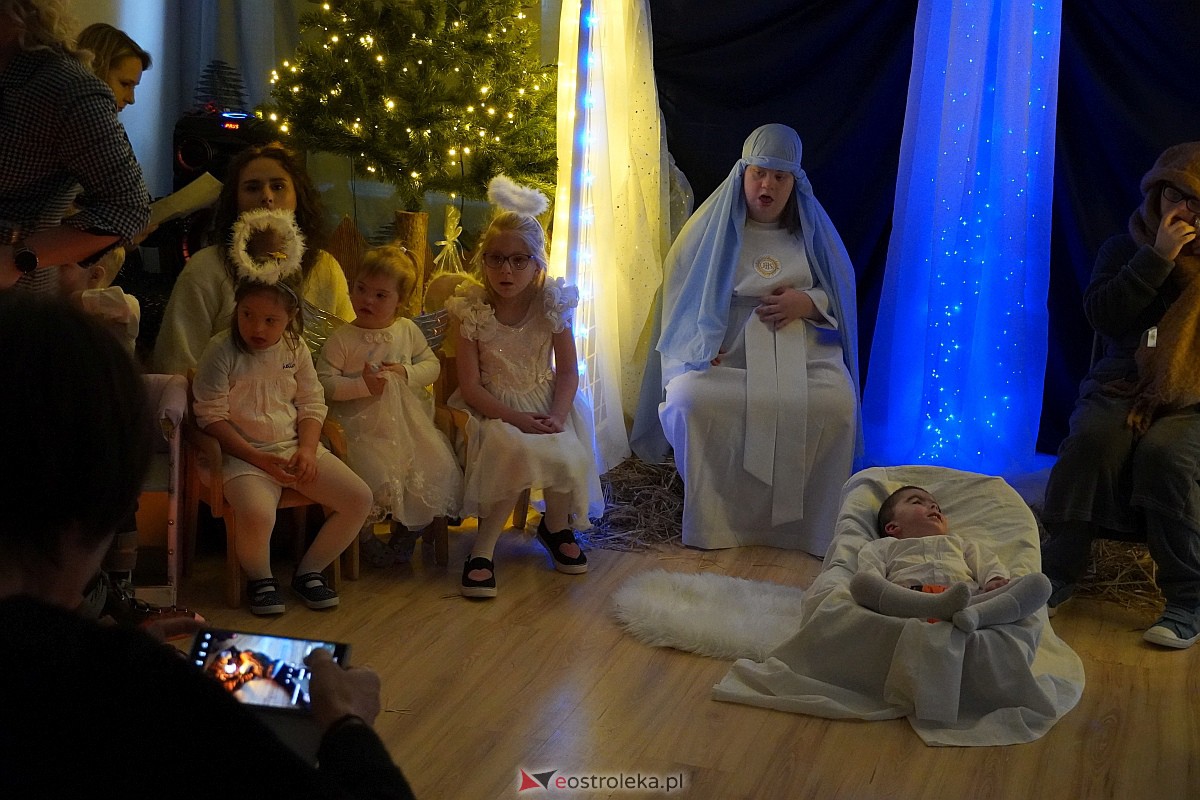 Jasełka w “Naszej Szkole” - dzieci przelały na publiczność magię świąt [19.12.2023] - zdjęcie #8 - eOstroleka.pl