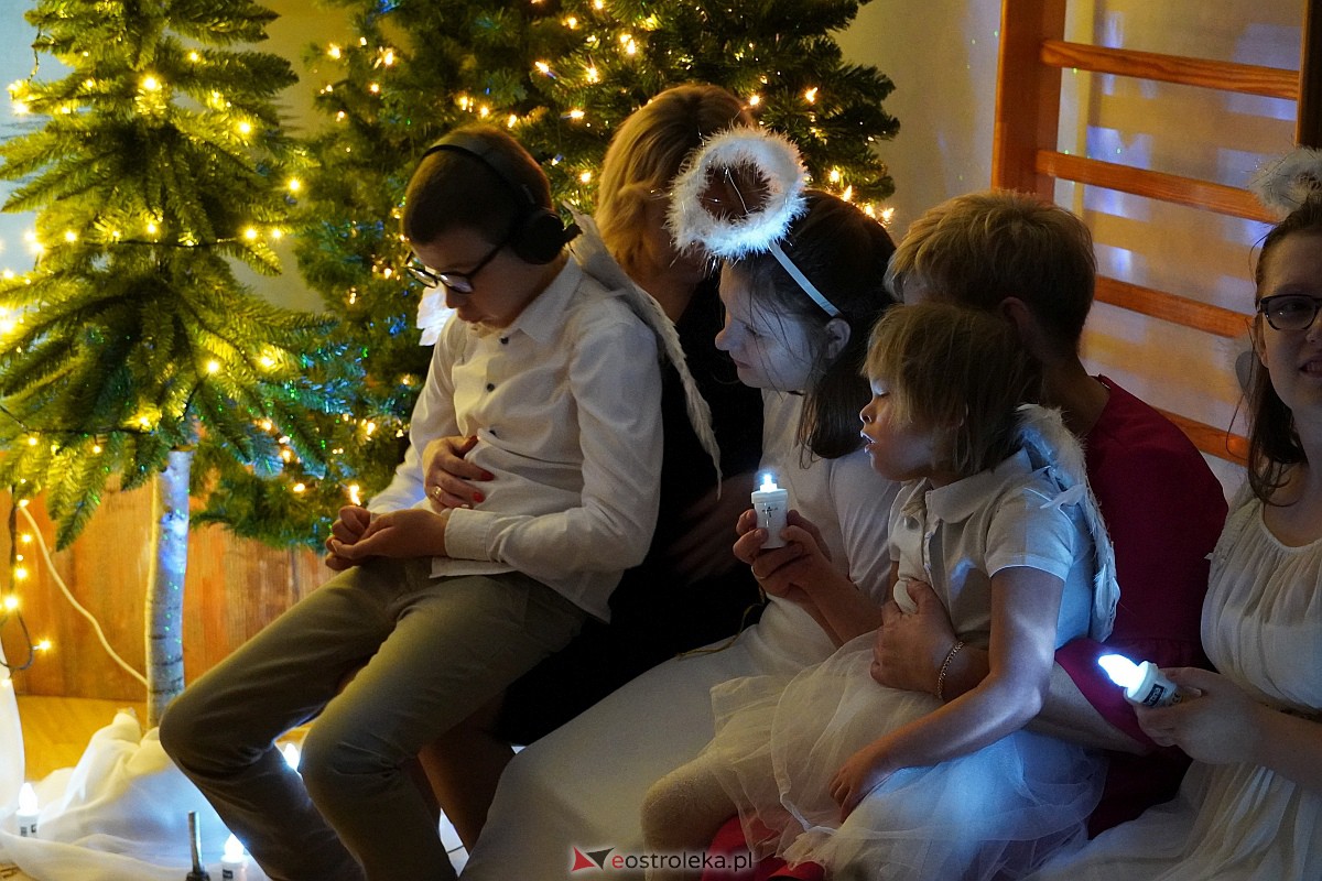 Jasełka w “Naszej Szkole” - dzieci przelały na publiczność magię świąt [19.12.2023] - zdjęcie #10 - eOstroleka.pl