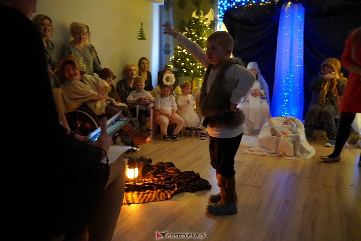 Jasełka w “Naszej Szkole” - dzieci przelały na publiczność magię świąt [19.12.2023] - zdjęcie #11 - eOstroleka.pl
