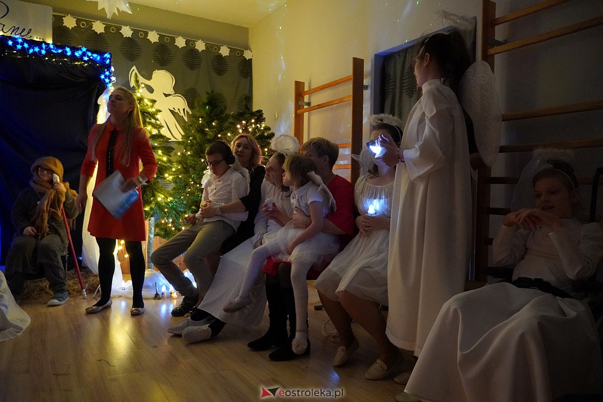 Jasełka w “Naszej Szkole” - dzieci przelały na publiczność magię świąt [19.12.2023] - zdjęcie #14 - eOstroleka.pl