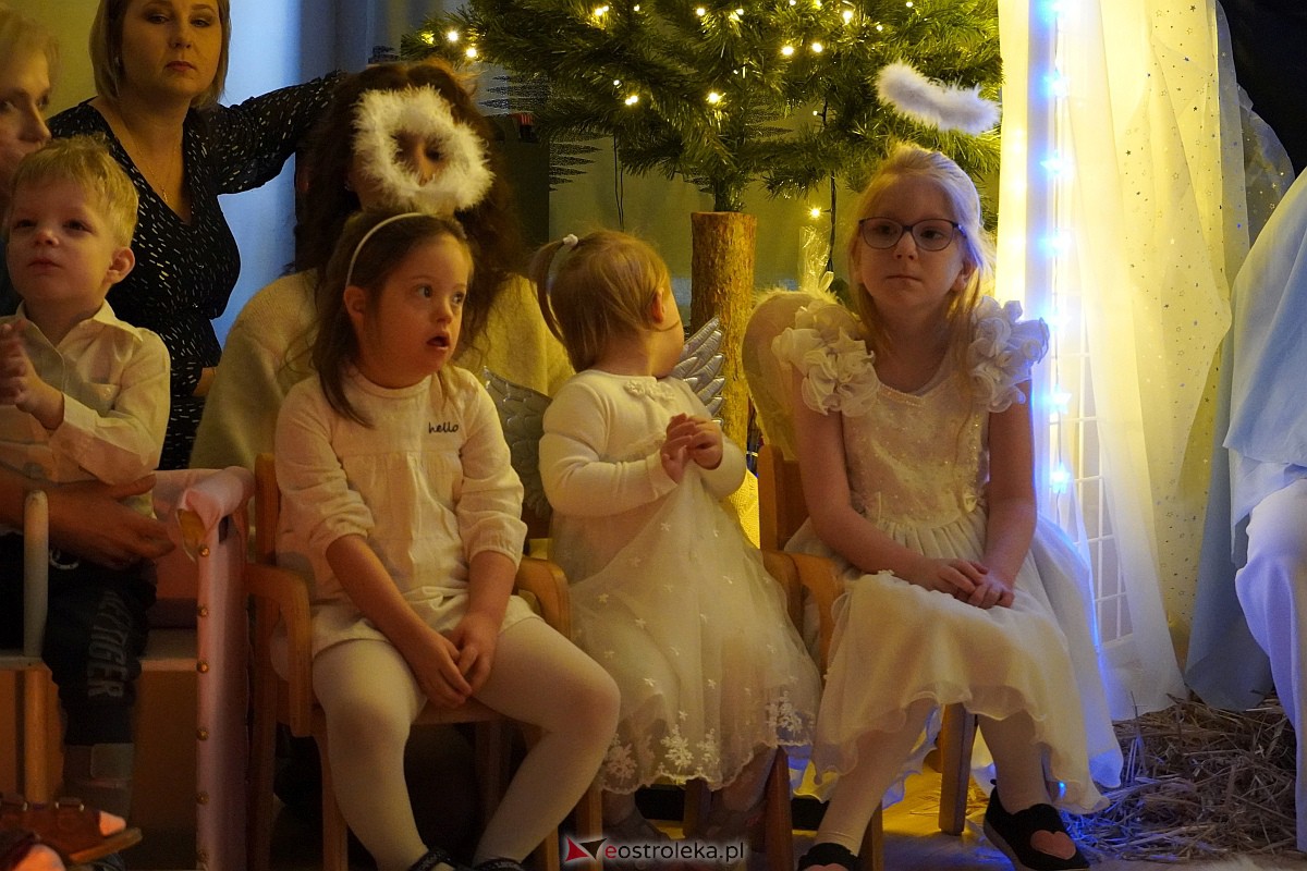 Jasełka w “Naszej Szkole” - dzieci przelały na publiczność magię świąt [19.12.2023] - zdjęcie #15 - eOstroleka.pl