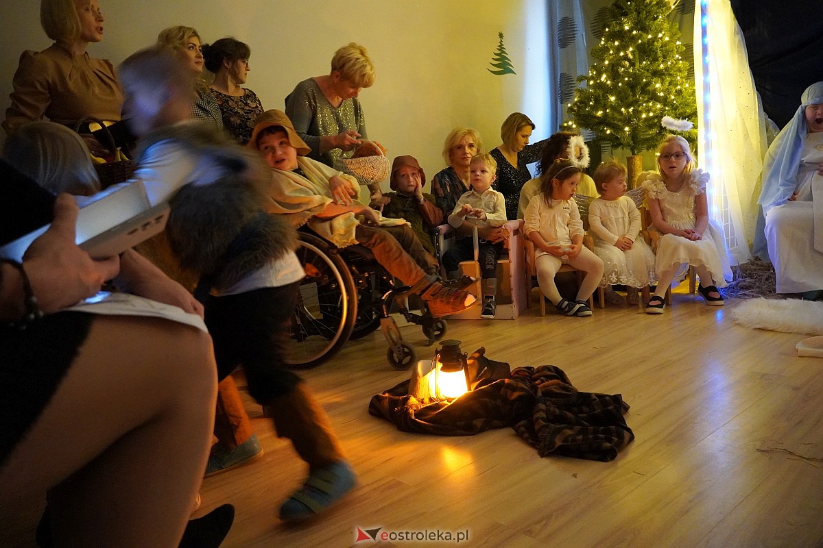 Jasełka w “Naszej Szkole” - dzieci przelały na publiczność magię świąt [19.12.2023] - zdjęcie #16 - eOstroleka.pl