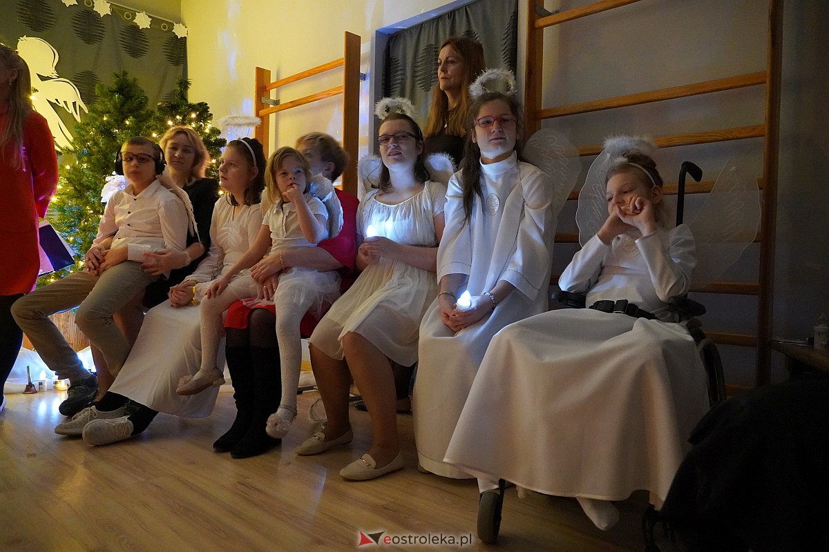 Jasełka w “Naszej Szkole” - dzieci przelały na publiczność magię świąt [19.12.2023] - zdjęcie #17 - eOstroleka.pl