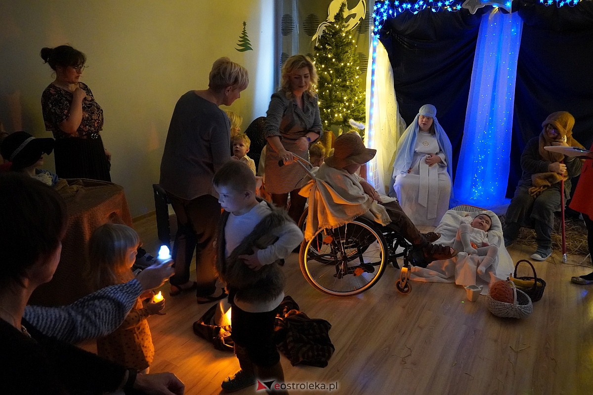 Jasełka w “Naszej Szkole” - dzieci przelały na publiczność magię świąt [19.12.2023] - zdjęcie #19 - eOstroleka.pl