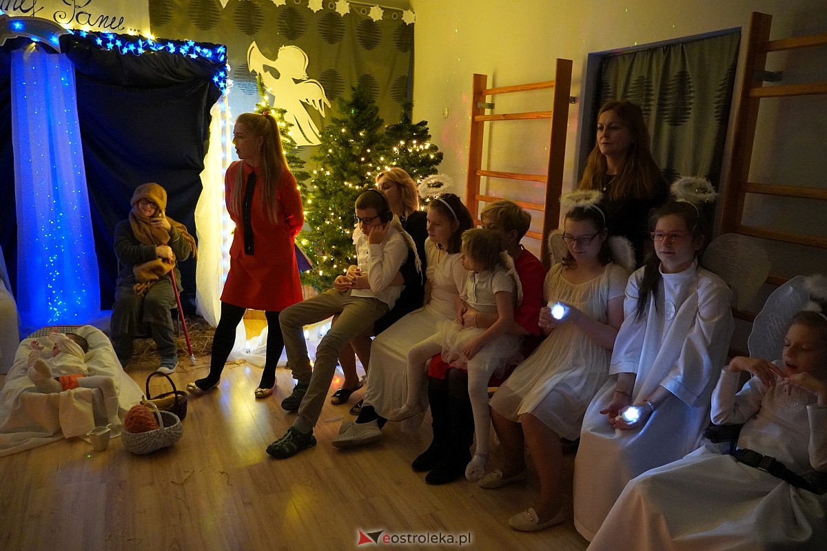 Jasełka w “Naszej Szkole” - dzieci przelały na publiczność magię świąt [19.12.2023] - zdjęcie #21 - eOstroleka.pl
