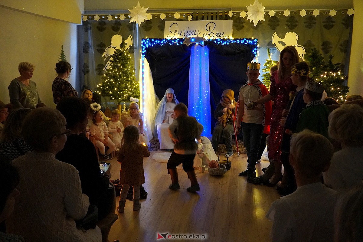 Jasełka w “Naszej Szkole” - dzieci przelały na publiczność magię świąt [19.12.2023] - zdjęcie #25 - eOstroleka.pl