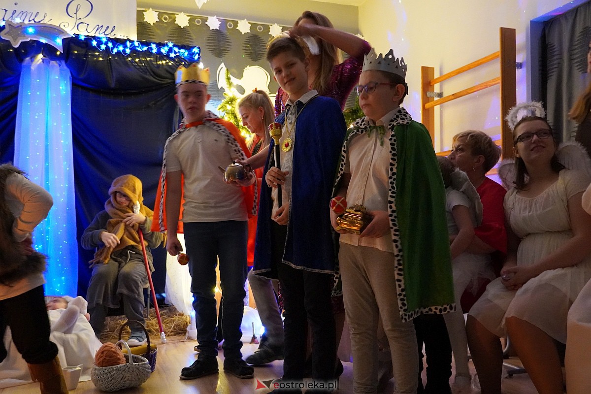 Jasełka w “Naszej Szkole” - dzieci przelały na publiczność magię świąt [19.12.2023] - zdjęcie #26 - eOstroleka.pl