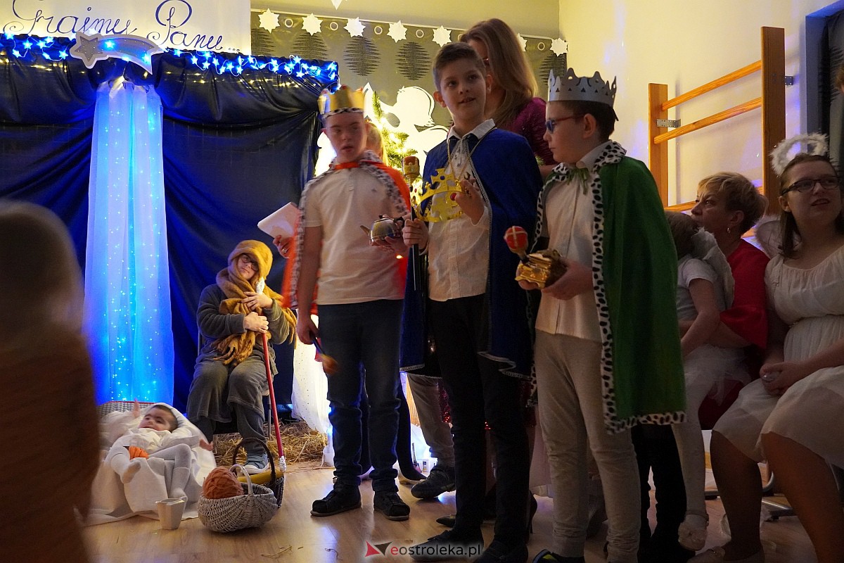 Jasełka w “Naszej Szkole” - dzieci przelały na publiczność magię świąt [19.12.2023] - zdjęcie #27 - eOstroleka.pl