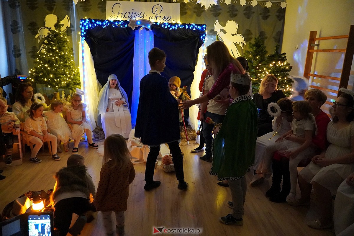 Jasełka w “Naszej Szkole” - dzieci przelały na publiczność magię świąt [19.12.2023] - zdjęcie #29 - eOstroleka.pl
