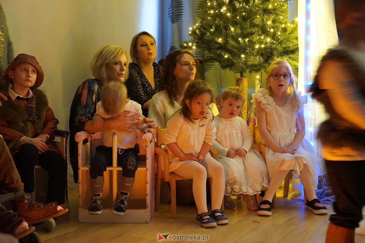 Jasełka w “Naszej Szkole” - dzieci przelały na publiczność magię świąt [19.12.2023] - zdjęcie #33 - eOstroleka.pl