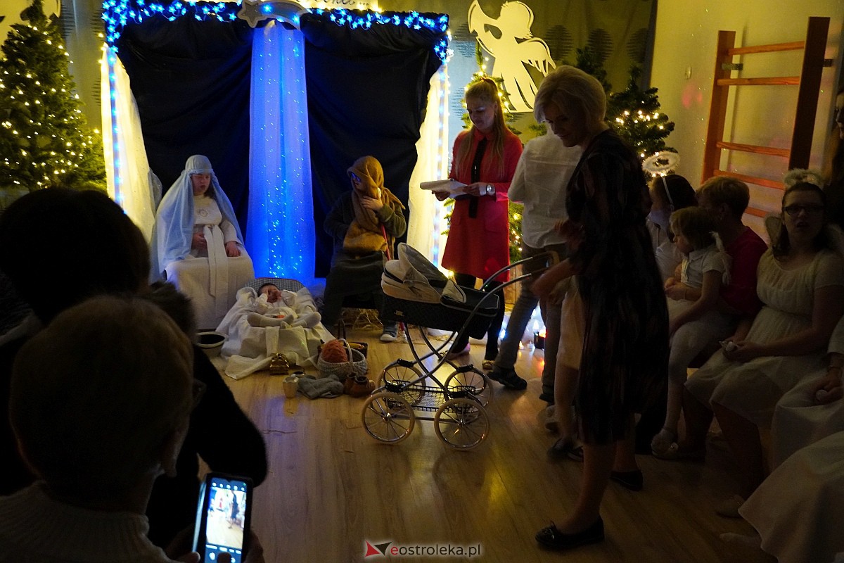 Jasełka w “Naszej Szkole” - dzieci przelały na publiczność magię świąt [19.12.2023] - zdjęcie #37 - eOstroleka.pl