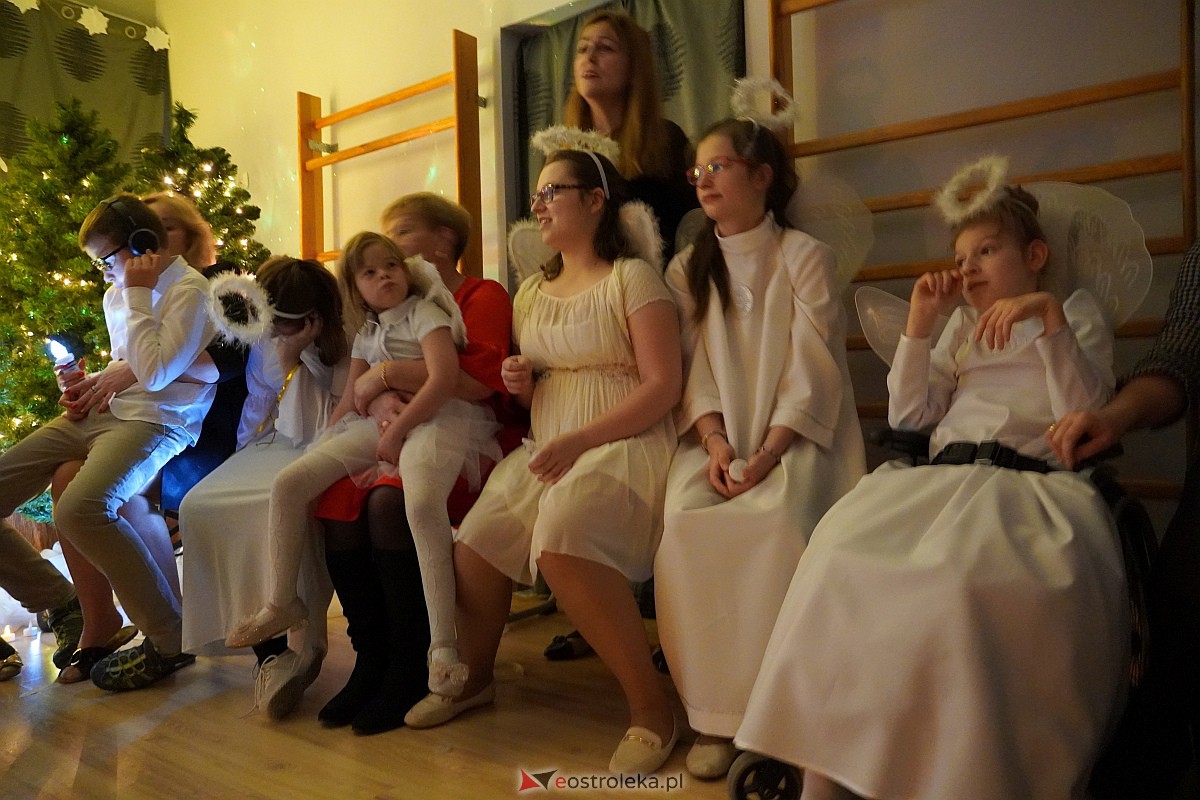 Jasełka w “Naszej Szkole” - dzieci przelały na publiczność magię świąt [19.12.2023] - zdjęcie #38 - eOstroleka.pl