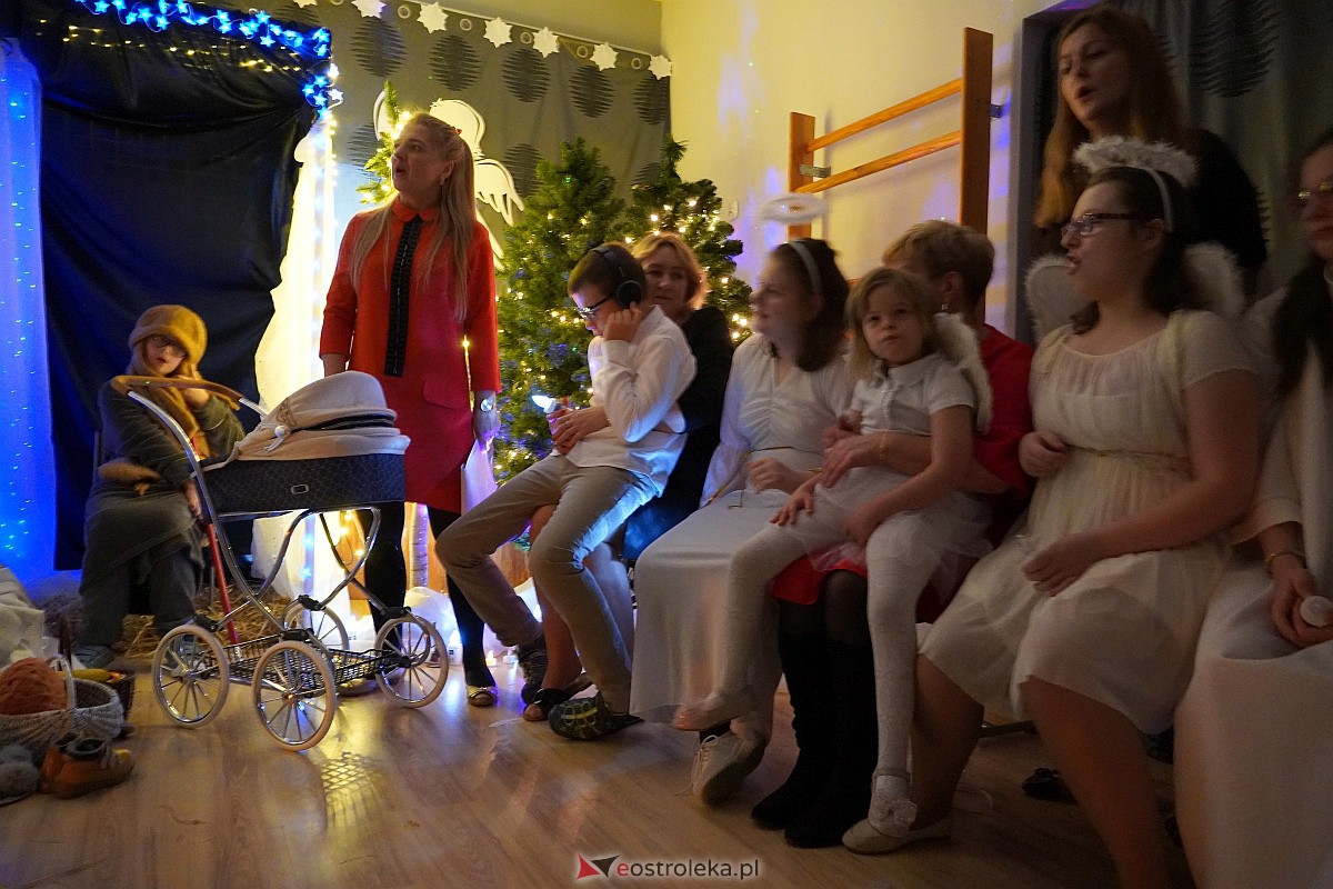 Jasełka w “Naszej Szkole” - dzieci przelały na publiczność magię świąt [19.12.2023] - zdjęcie #39 - eOstroleka.pl