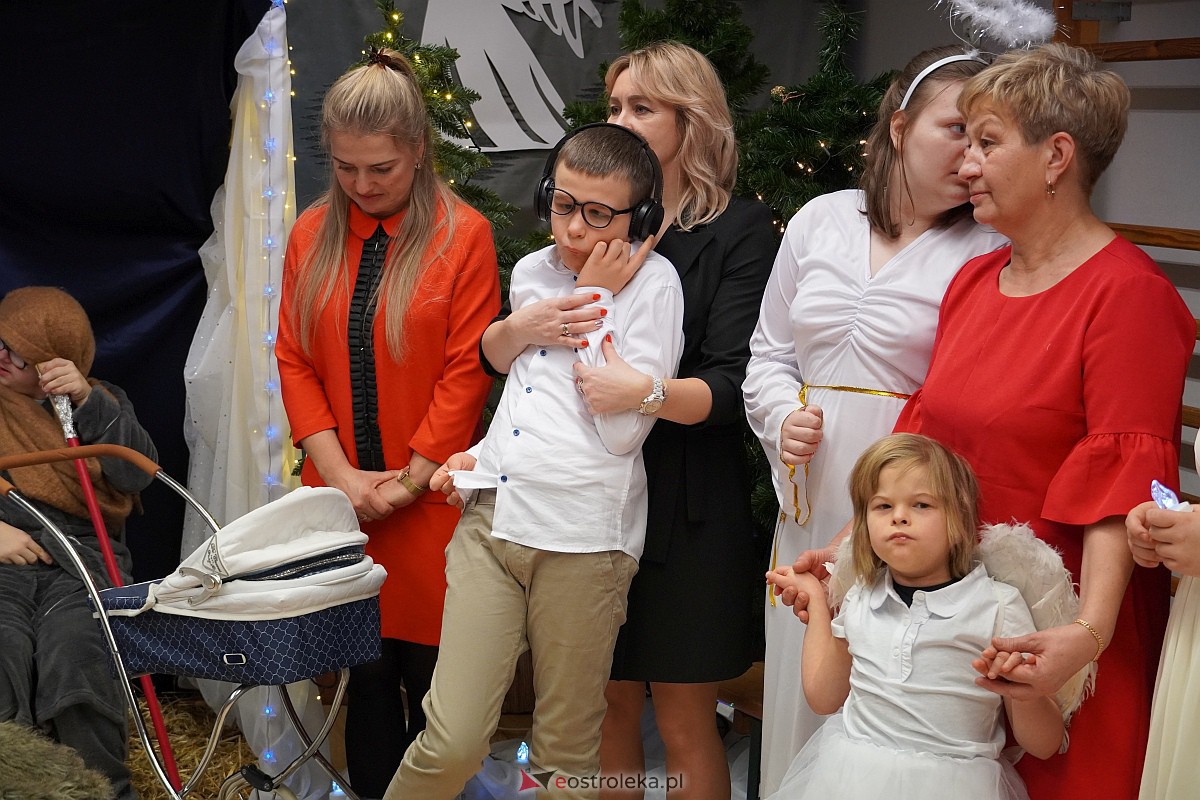 Jasełka w “Naszej Szkole” - dzieci przelały na publiczność magię świąt [19.12.2023] - zdjęcie #45 - eOstroleka.pl