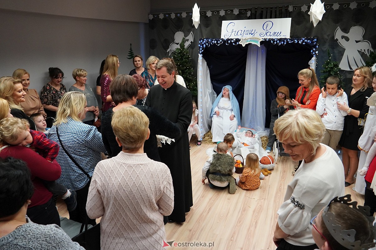 Jasełka w “Naszej Szkole” - dzieci przelały na publiczność magię świąt [19.12.2023] - zdjęcie #57 - eOstroleka.pl